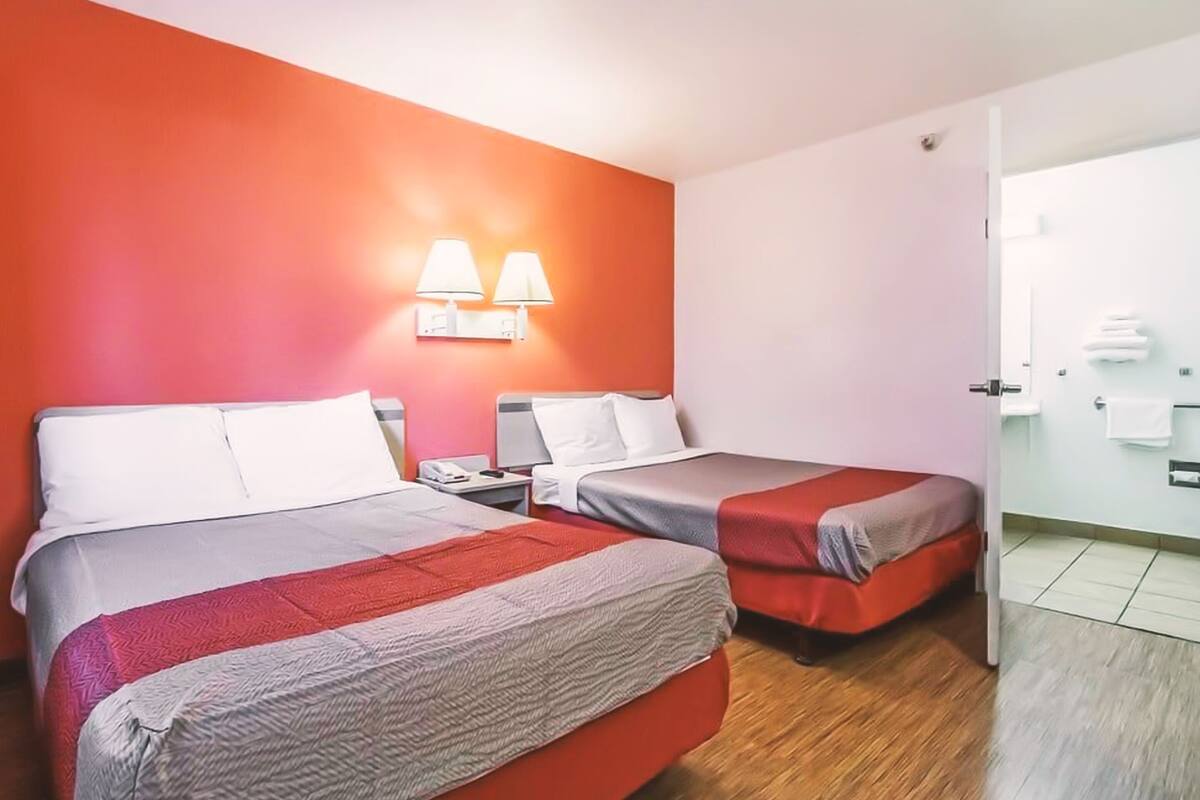 Zimmersafe, Schreibtisch, schallisolierte Zimmer, Bügeleisen/Bügelbrett