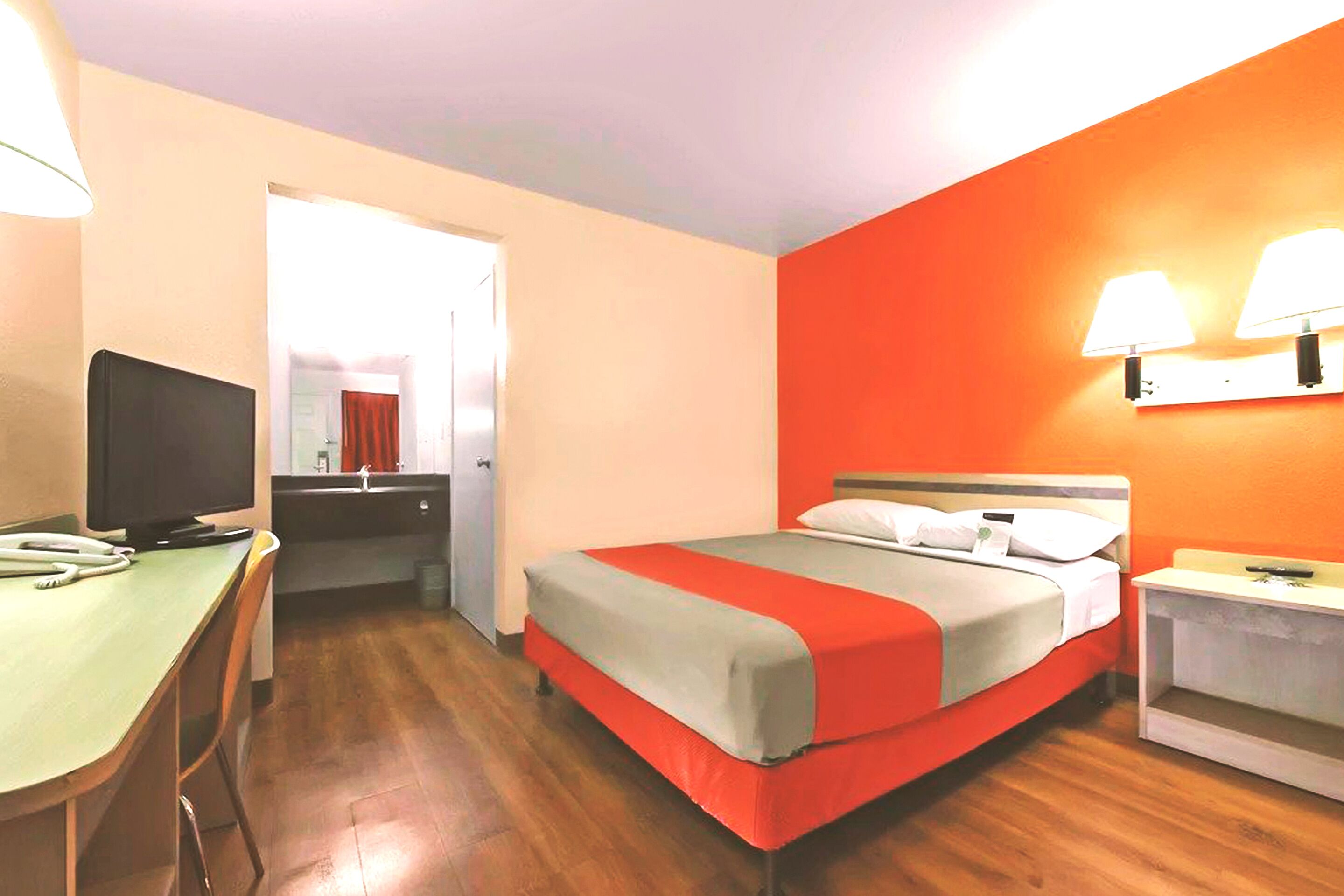 Zimmersafe, Schreibtisch, schallisolierte Zimmer, Bügeleisen/Bügelbrett