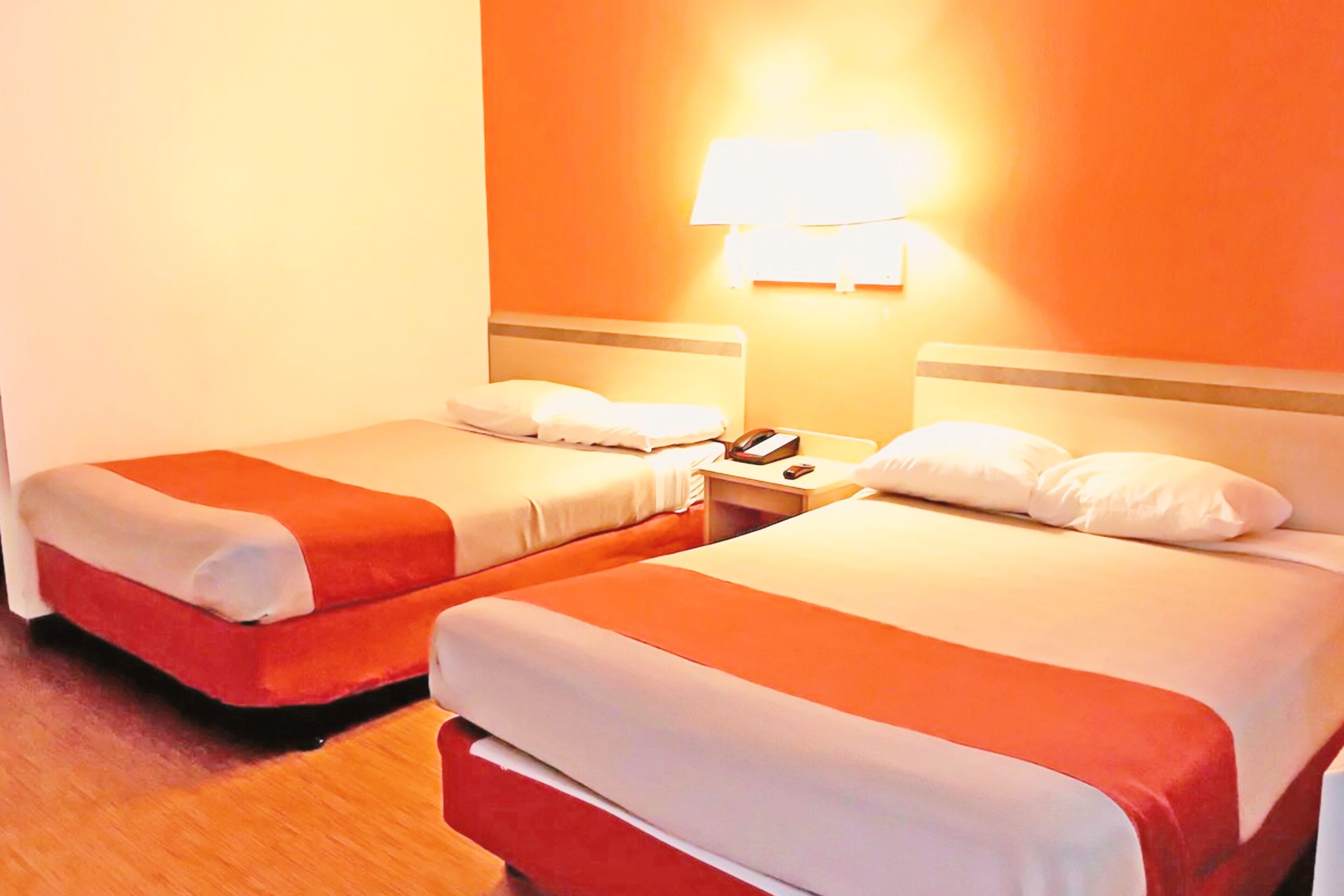 Zimmersafe, Schreibtisch, schallisolierte Zimmer, Bügeleisen/Bügelbrett