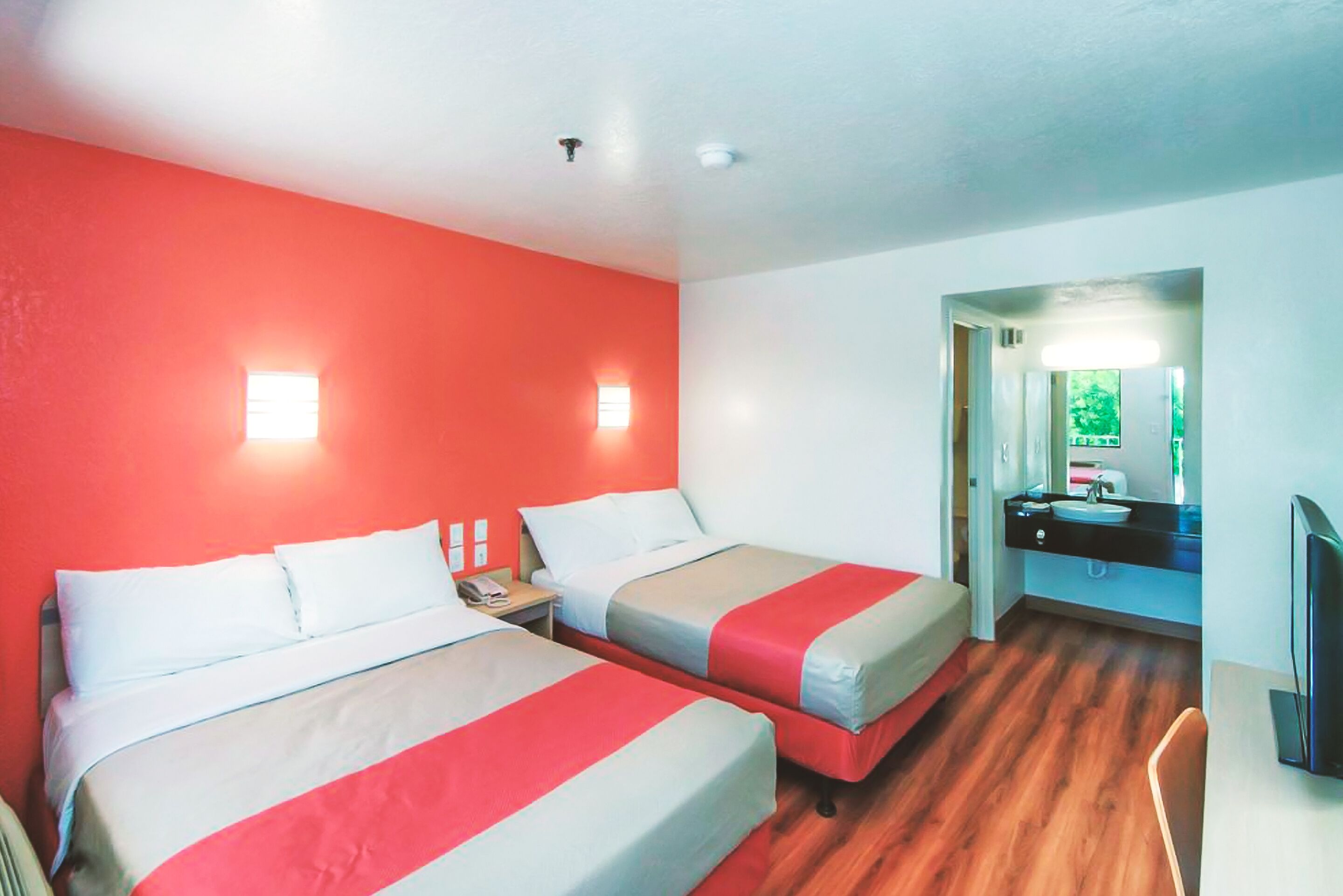 Zimmersafe, Schreibtisch, schallisolierte Zimmer, Bügeleisen/Bügelbrett