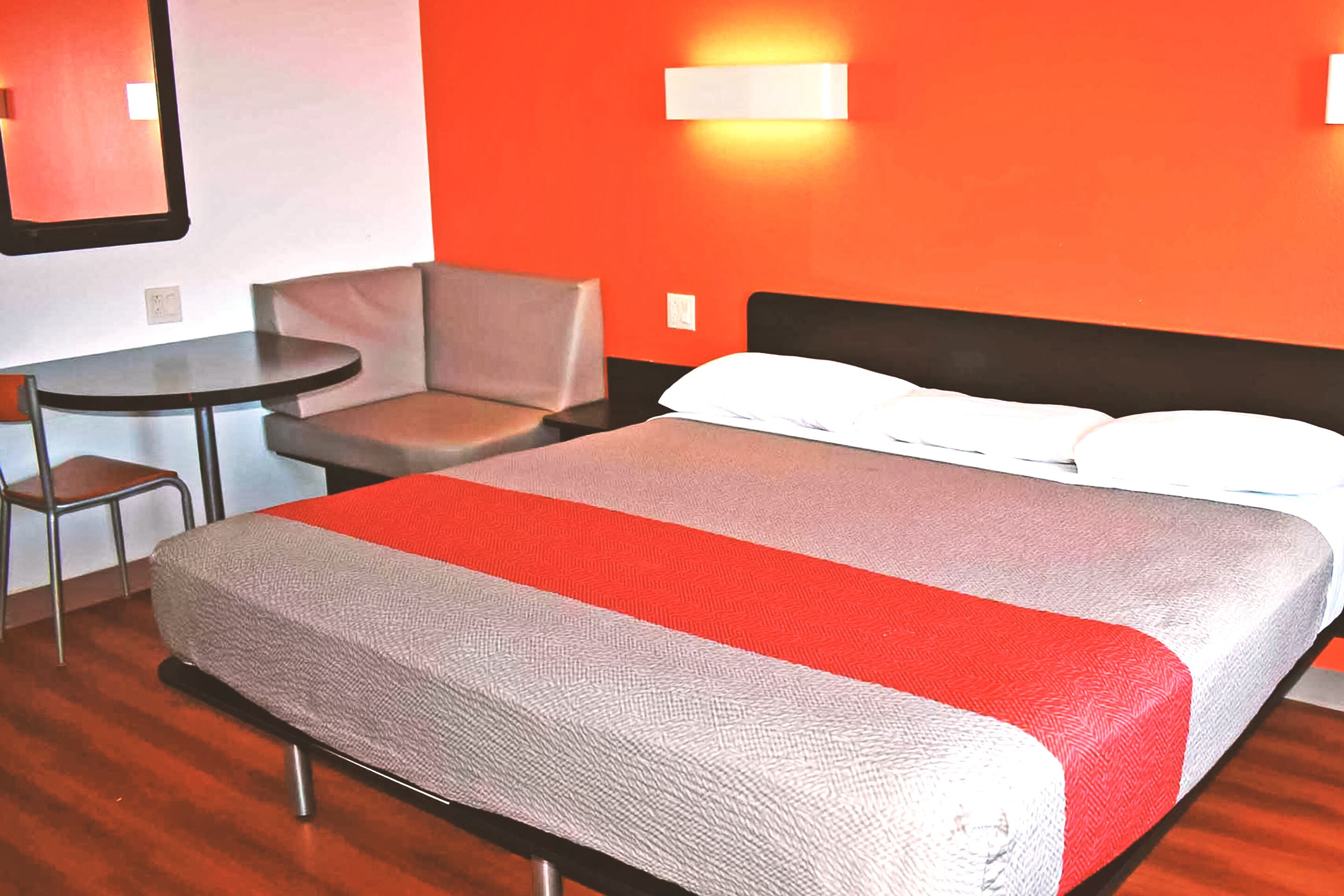 Zimmersafe, Schreibtisch, schallisolierte Zimmer, Bügeleisen/Bügelbrett