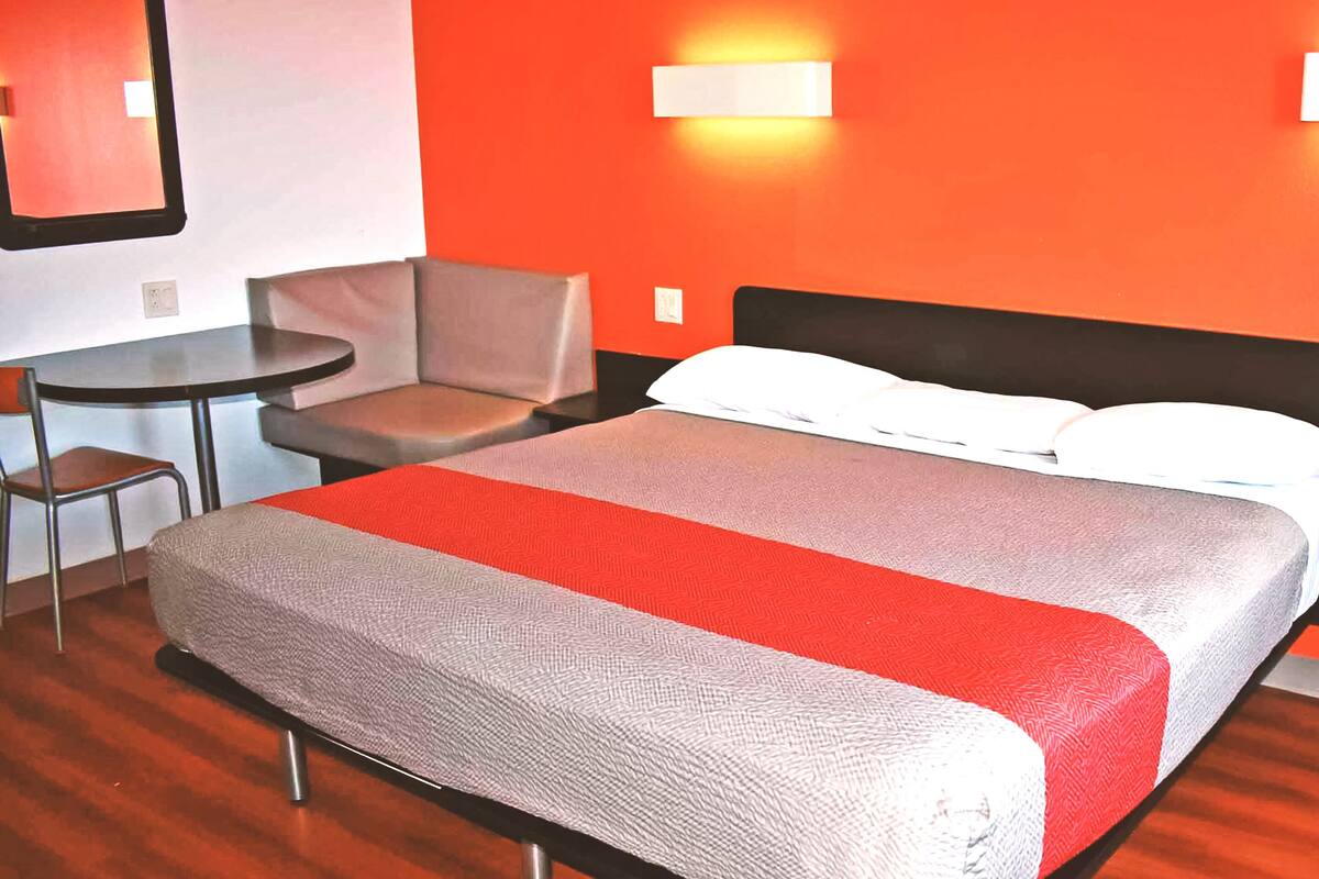 Zimmersafe, Schreibtisch, schallisolierte Zimmer, Bügeleisen/Bügelbrett