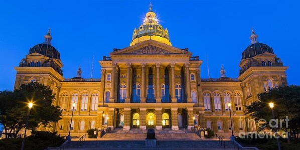 A grand building with a large central dome and symmetrical wings, featuring classical architecture with columns and detailed sculptures. - Motel 6 Des Moines, IA - North (Des Moines)