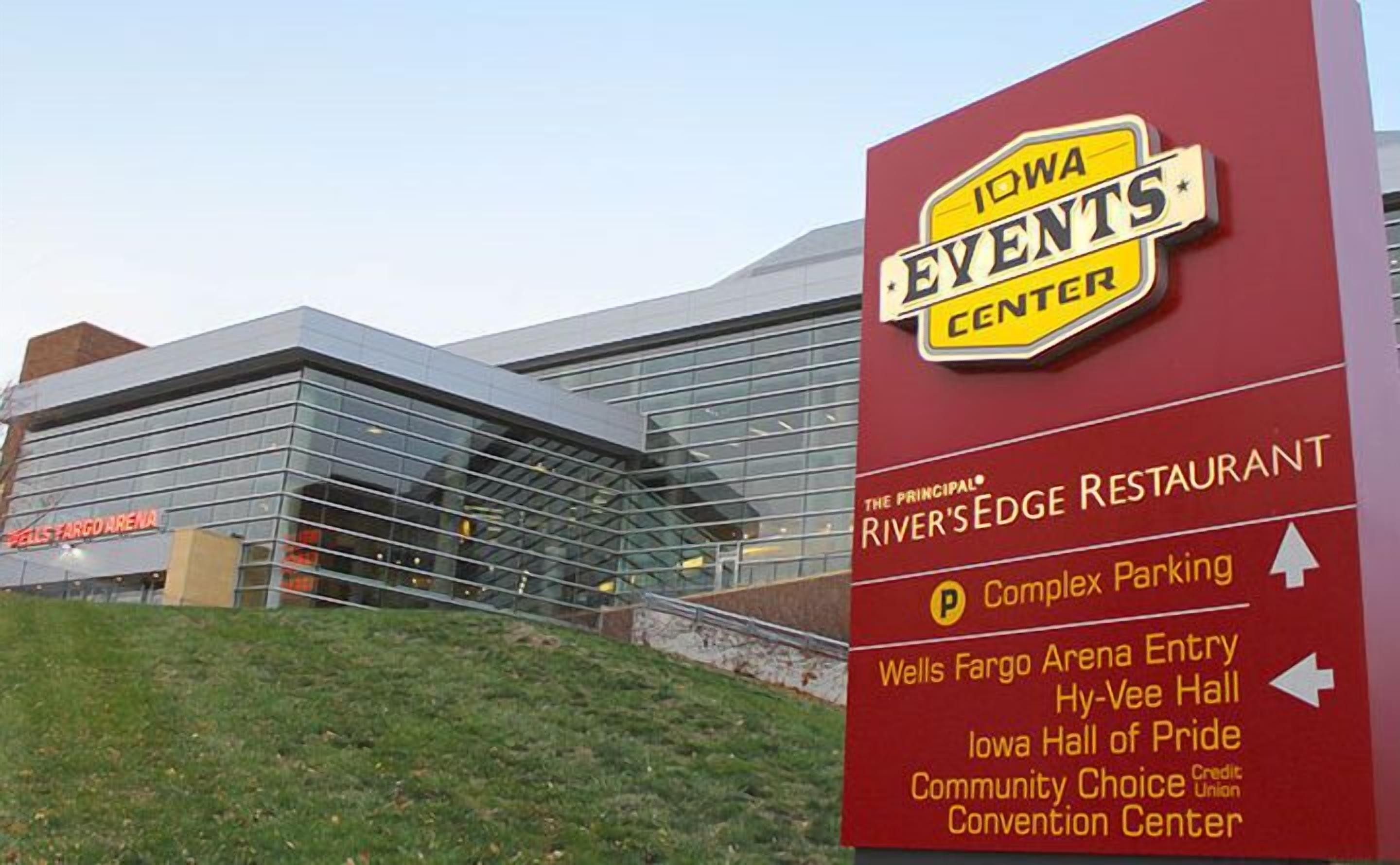 El edificio del Iowa Events Center con un cartel que indica el Wells Fargo Arena y el restaurante Principal’s Edge.