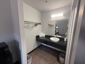 Chuveiro, toalhas de banho