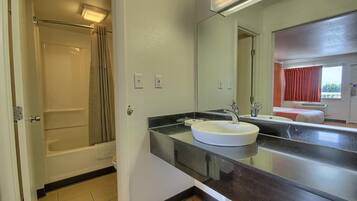 Combined shower/tub, deep soaking tub, towels