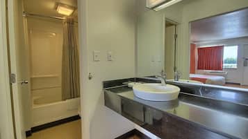 Combined shower/tub, deep soaking tub, towels