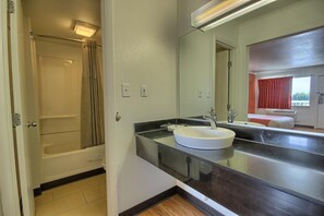 Combined shower/tub, deep soaking tub, towels - Motel 6 Lima, OH (Lima)