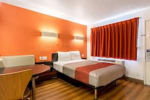 Skrivebord, wi-fi (inkludert) og sengetøy