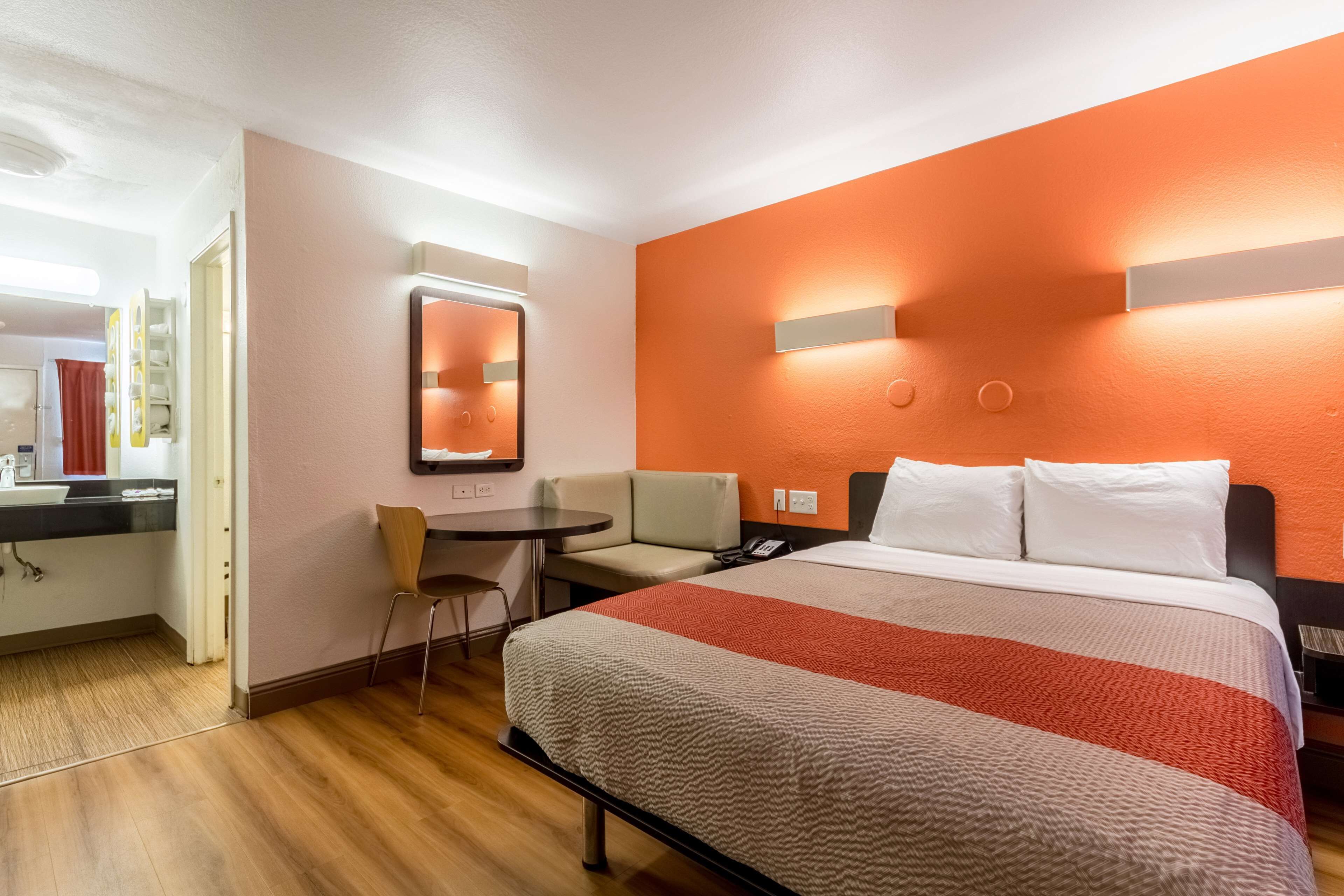 Skrivebord, wi-fi (inkludert) og sengetøy