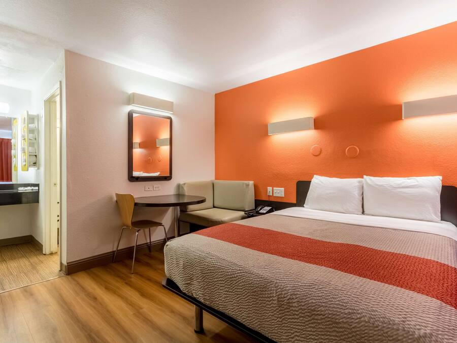 Escrivaninha, Wi-Fi de cortesia, roupa de cama