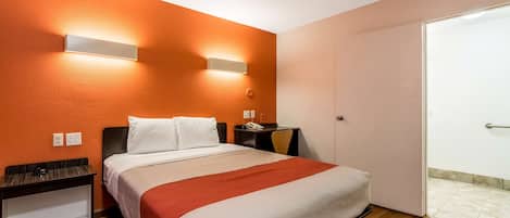 Skrivebord, wi-fi (inkludert) og sengetøy