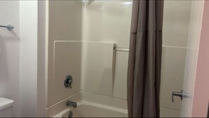 Ensemble douche/baignoire, serviettes fournies, savon