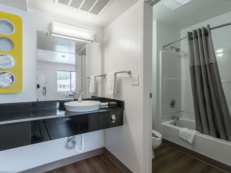 Bañera con ducha, toallas, jabón