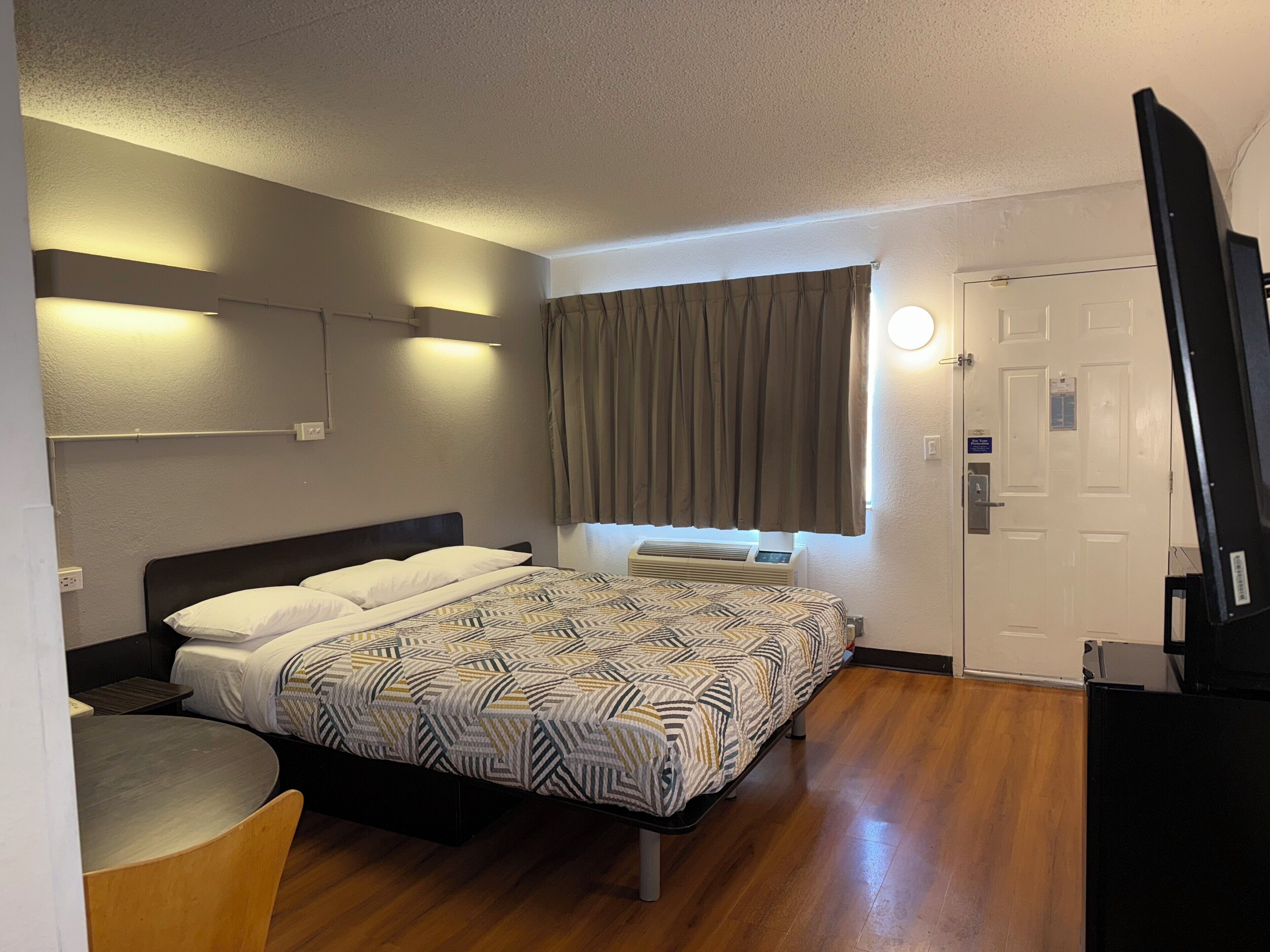 Free WiFi, bed sheets