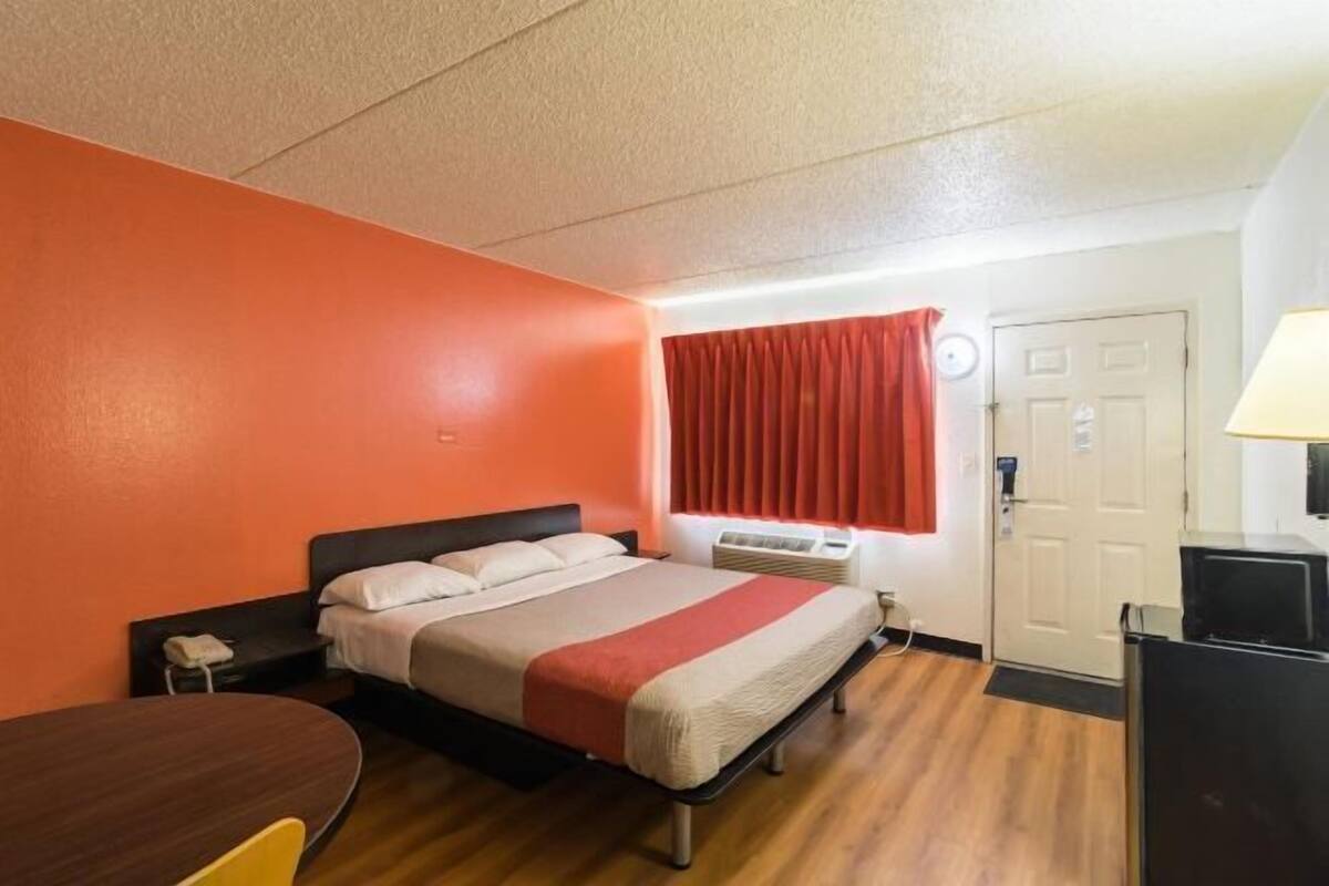 WiFi (free), bed sheets