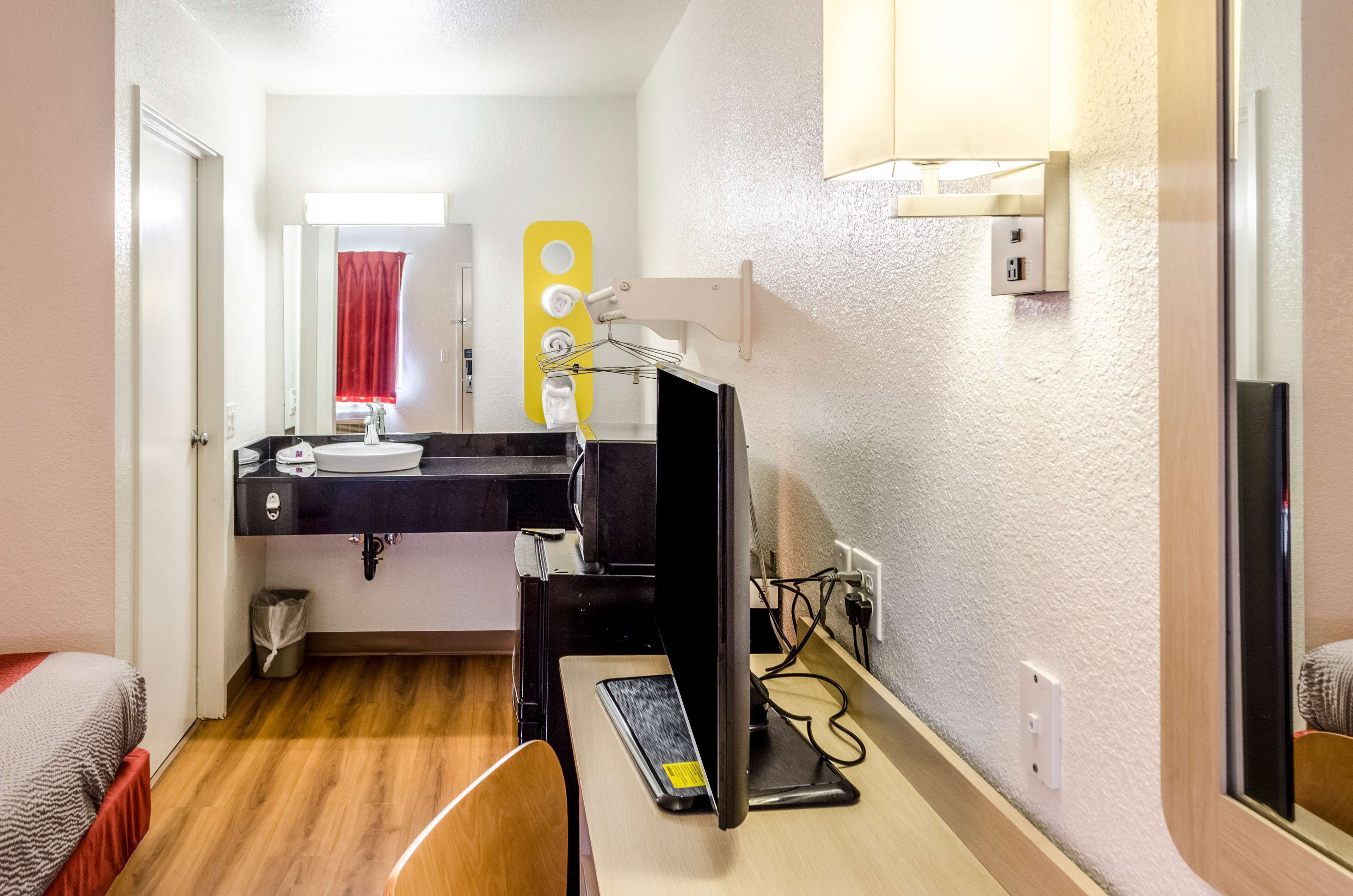 Serviettes fournies, savon, shampoing, papier toilette