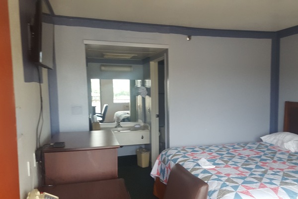 Schreibtisch, laptopgeeigneter Arbeitsplatz, kostenloses WLAN