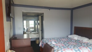 Desk, laptop workspace, free WiFi, bed sheets - Travel Inn (Sharonville)