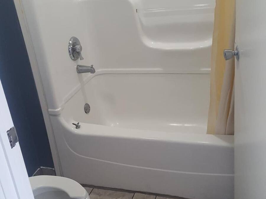 Deep-soaking bathtub, towels