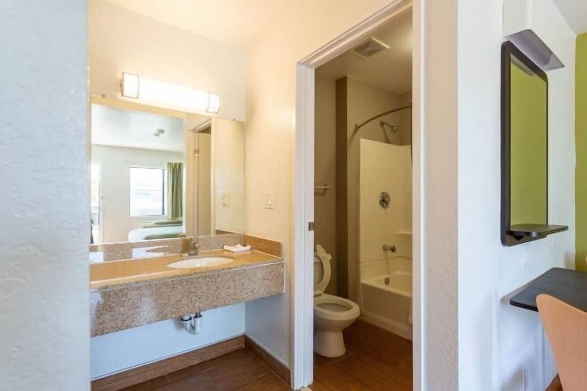 Combined shower/bathtub, towels
