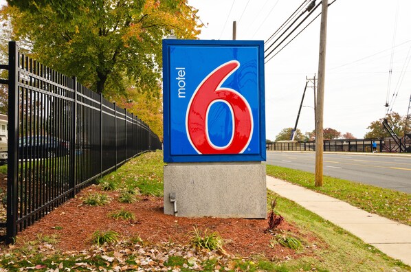 Exterior detail - Motel 6 Camp Springs, DC - South Camp Springs (Suitland)