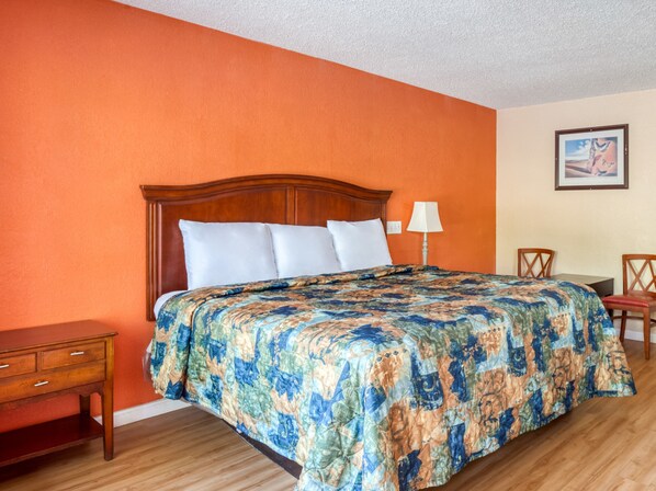 خزنة داخل الغرفة ومكتب ومكواة/لوح كي وملاءات أسرّة