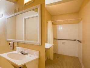 Shower, free toiletries, towels, soap - Haven Inn & Suites (Decatur)