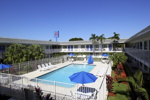 BBQ/picnic Area - Motel 6 Lantana, FL (Lantana)