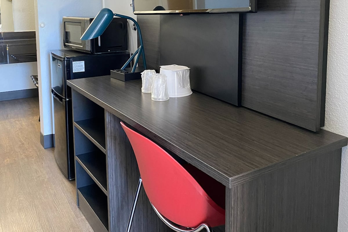 Escritorio, espacio para trabajar con laptop y wifi gratis