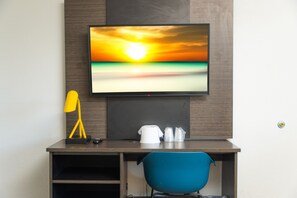 Desk, laptop workspace, free WiFi, bed sheets - Motel 6 Lantana, FL (Lantana)