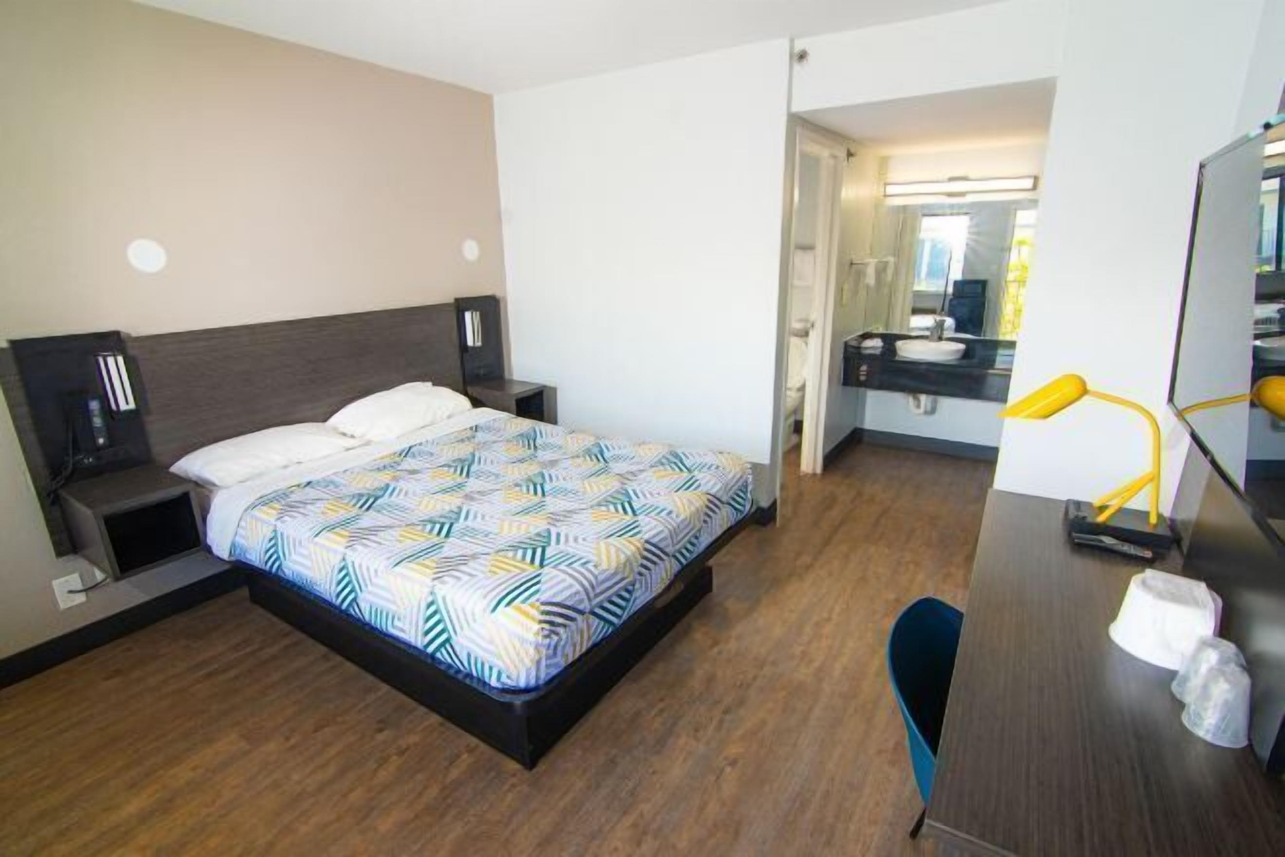 Bureau, espace de travail pour ordinateur portable, Wi-Fi gratuit