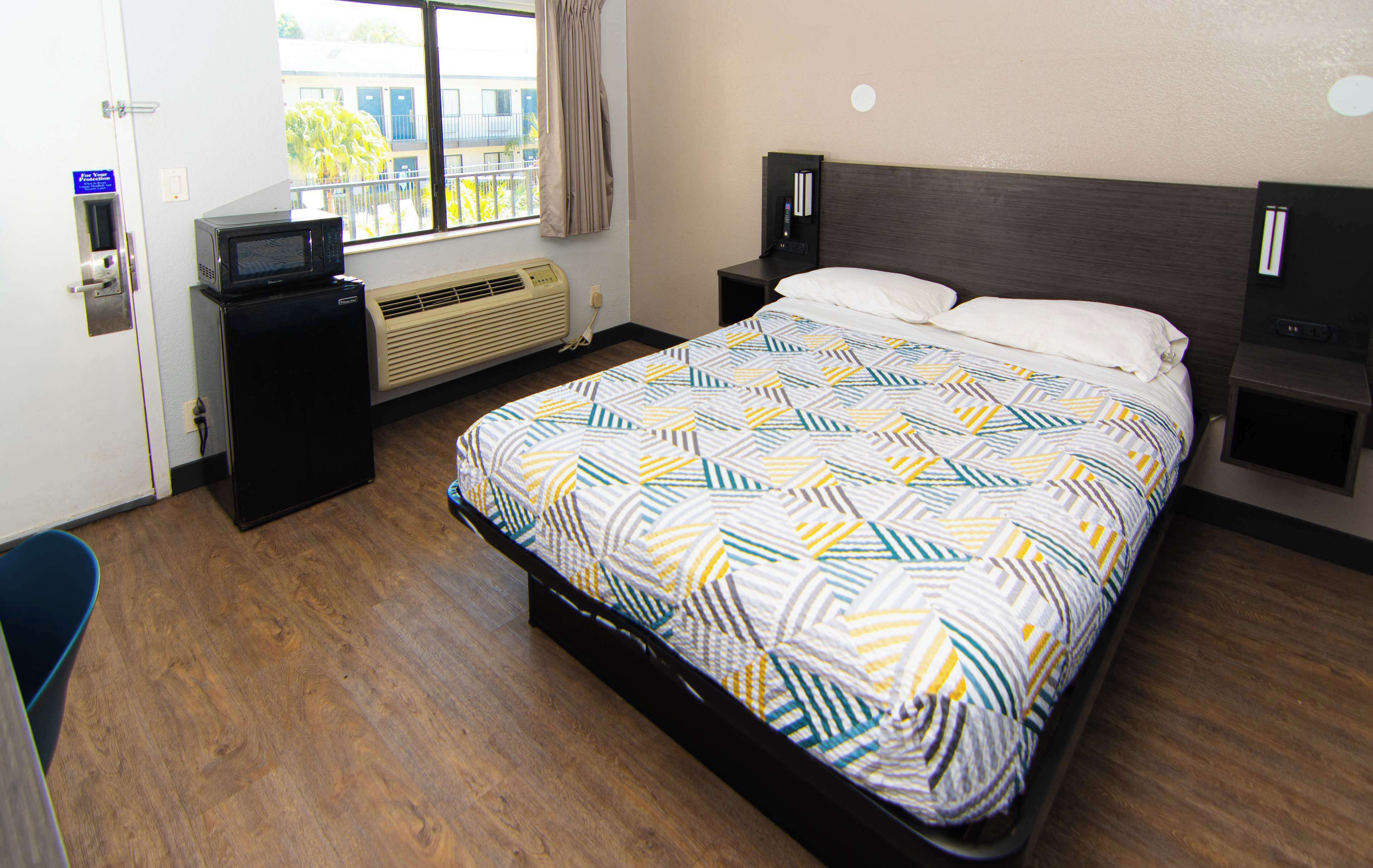 Desk, laptop workspace, free WiFi, bed sheets