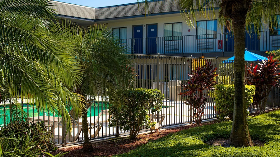 Motel 6 Lantana, FL