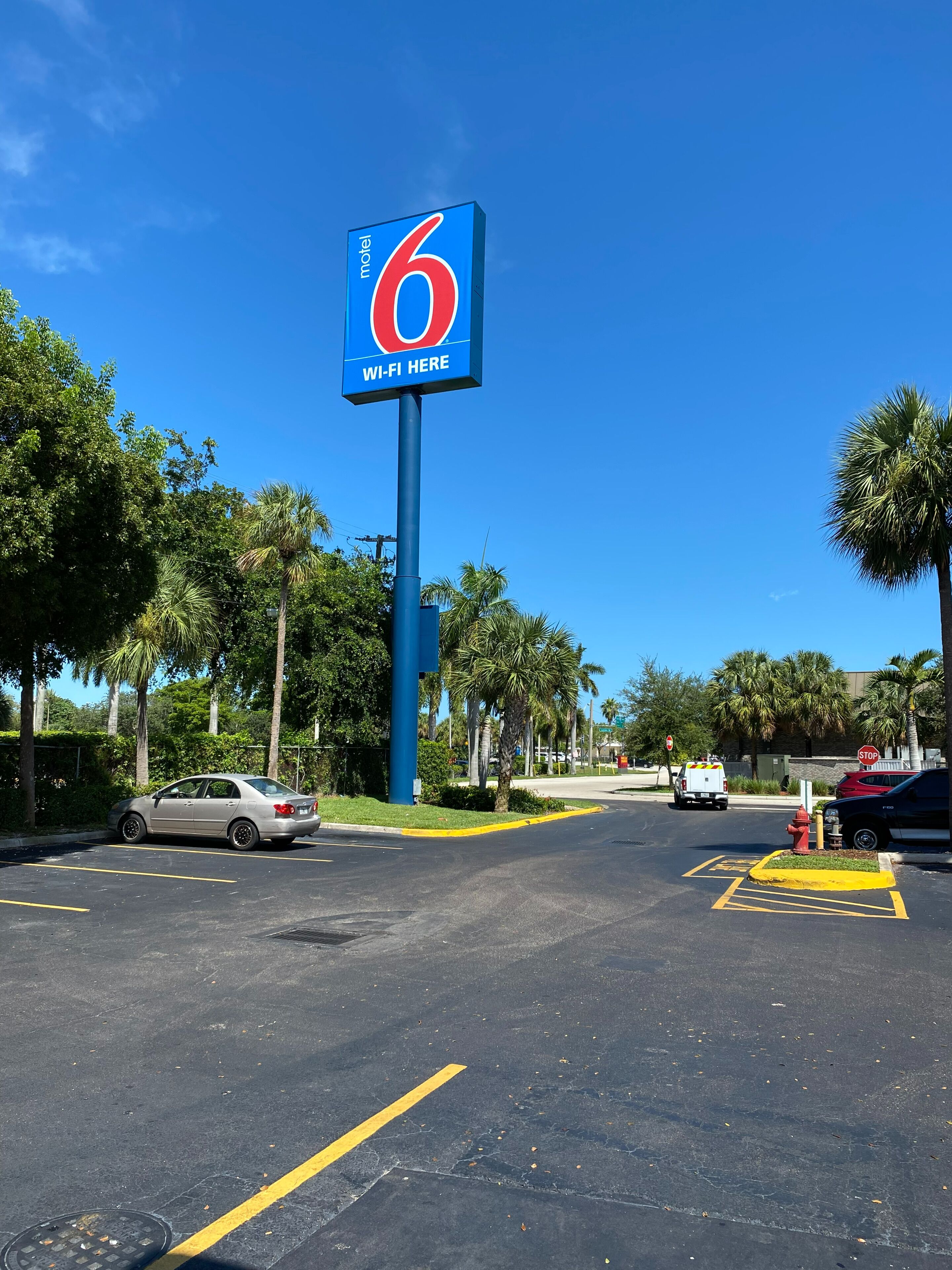 Motelbord met een groot cijfer 6 en een Wi-Fi symbool, dat de naam van het motel en de beschikbaarheid van Wi-Fi aangeeft.