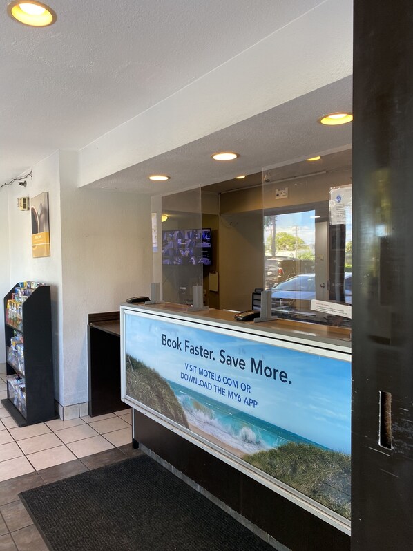 Lobby - Motel 6 Lantana, FL (Lantana)
