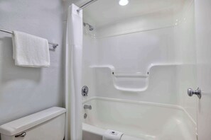 Combined shower/tub, towels - Motel 6 Hammond, IN - Chicago Area (Hammond)