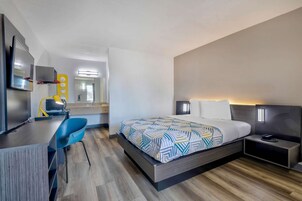 Habitación Deluxe, 1 cama de matrimonio, no fumadores, frigorífico y microondas | Escritorio, wifi gratis, ropa de cama y accesible en silla de ruedas