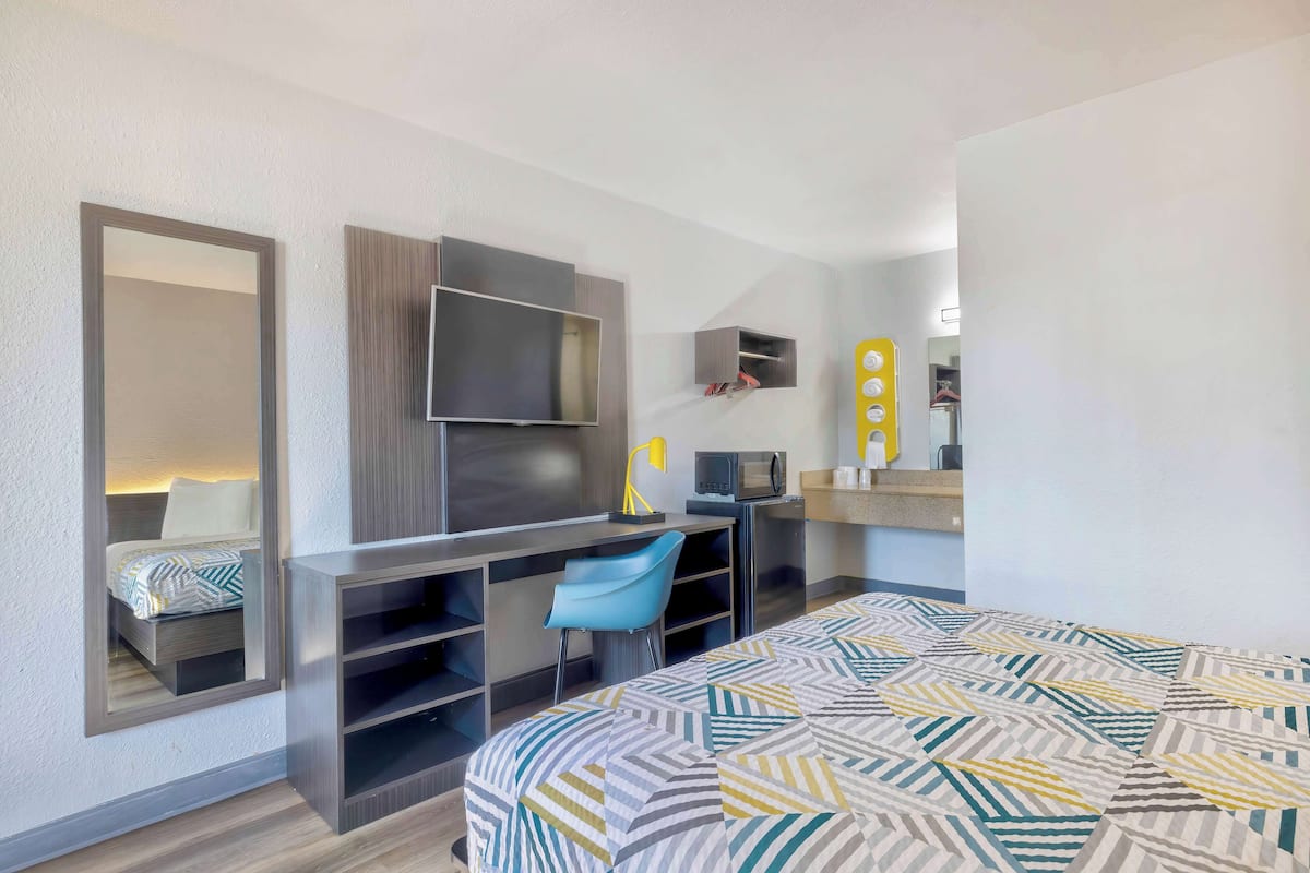 Standard Room, 1 Queen Bed, Non Smoking | Desk, free WiFi, bed sheets, wheelchair access