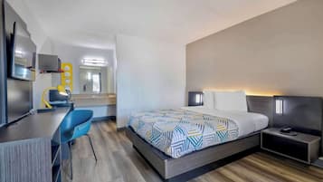 Habitación Deluxe, 1 cama Queen size, para no fumadores, refrigerador y microondas | Escritorio, wifi gratis, ropa de cama y acceso para silla de ruedas