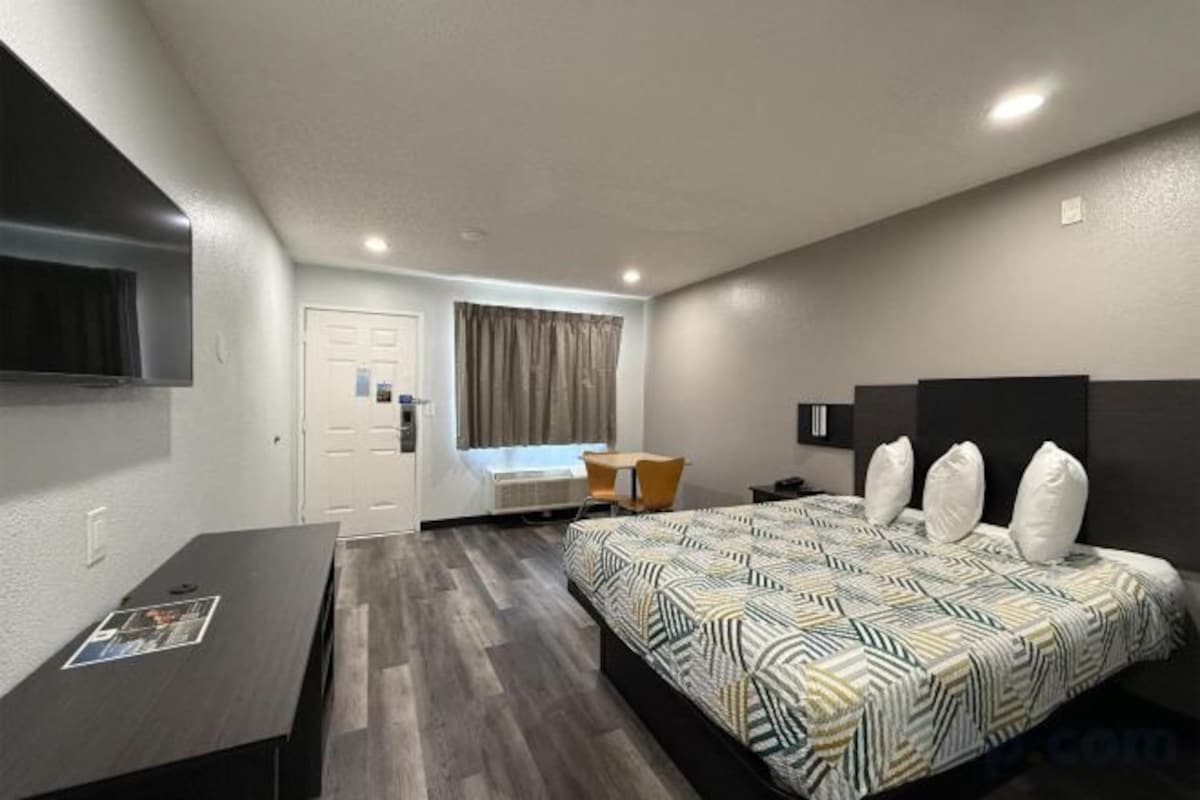 1 Queen Bed | Micfridge