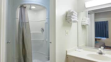 Duschwanne, Haartrockner, HandtĂŒcher, Toilettenpapier