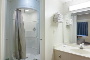 ฝักบัวในอ่างอาบน้ำ, ไดร์เป่าผม, ผ้าเช็ดตัว, กระดาษชำระ