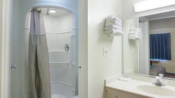 Bañera con ducha, secador de pelo, toallas, papel higiénico