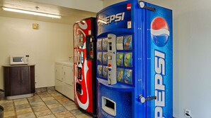 Deux distributeurs automatiques, l’un rouge et l’autre bleu, arborant le logo Pepsi.