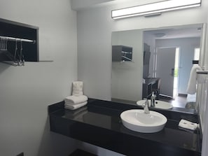 Badkamer met wastafel