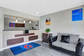 Lobby - Motel 6 Dalton, GA (Dalton)