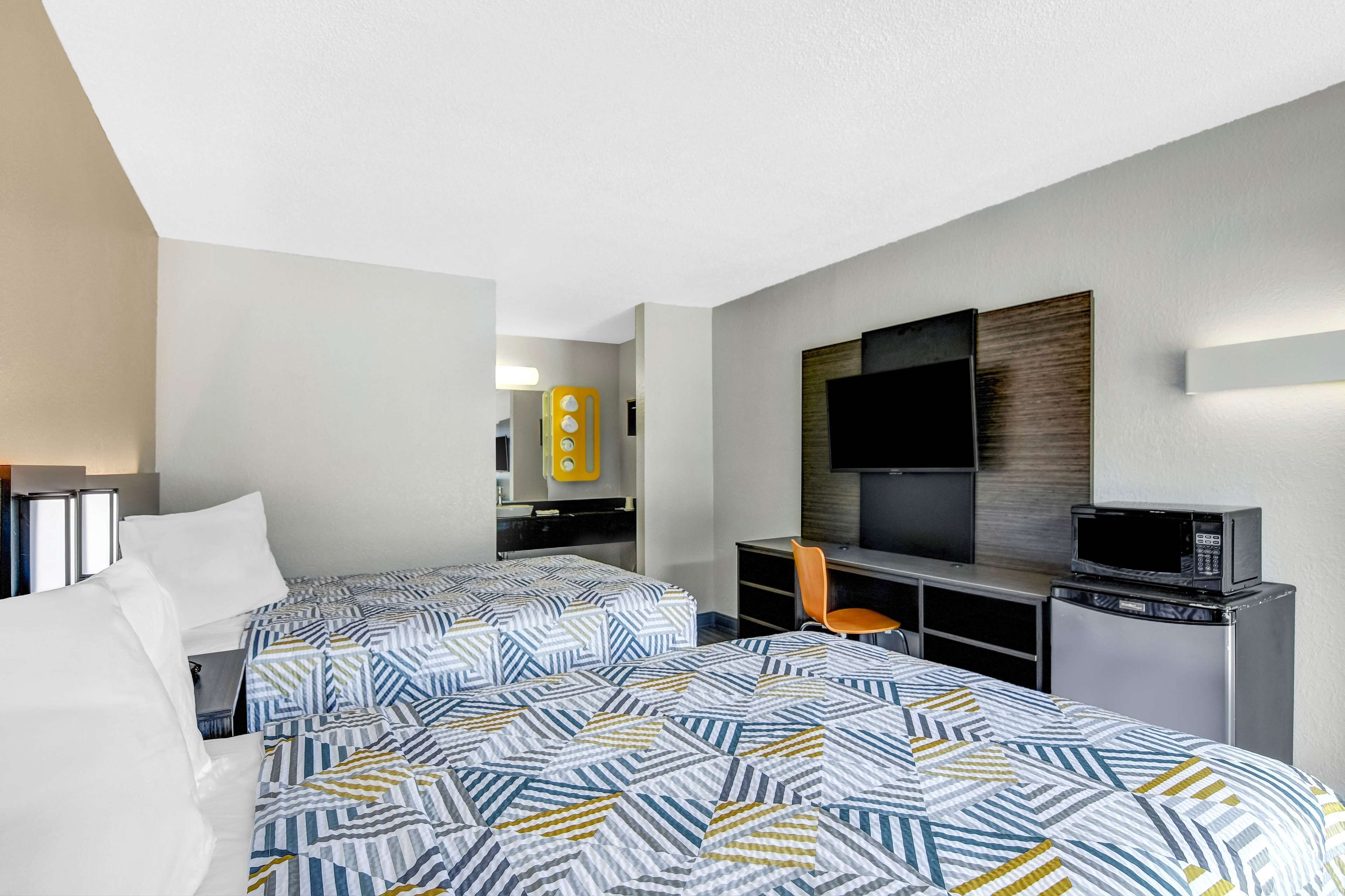 免費無線上網、床單、鬧鐘