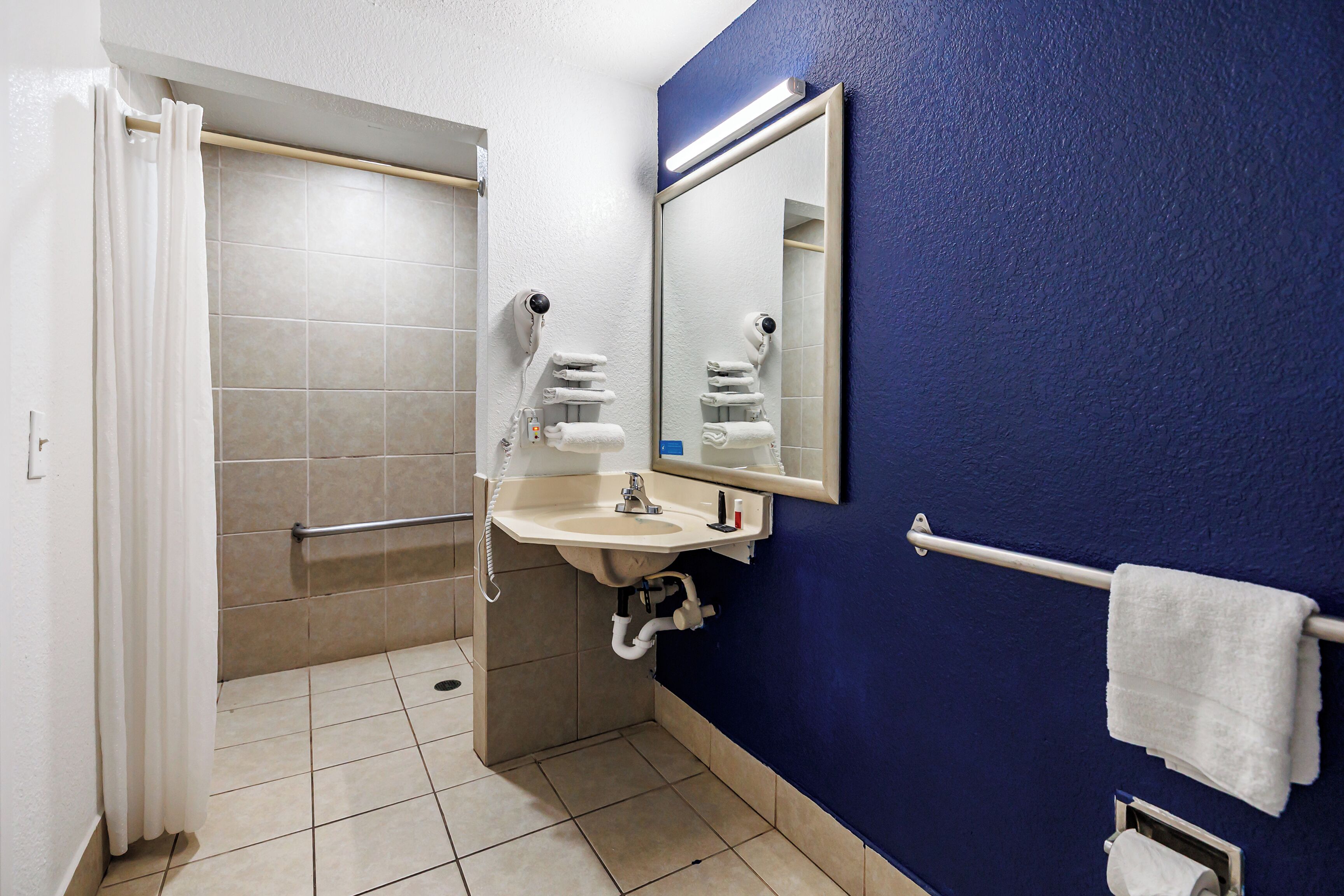 Queen Bed Non-Smoking | Bathroom | Free toiletries, hair dryer, towels