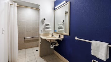Queen Bed Non-Smoking | Bathroom | Free toiletries, hair dryer, towels